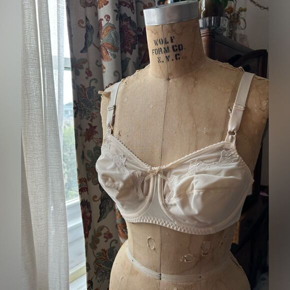 🎀 Vintage 🎀 Bali Cream Bra Size 34 C - Picture 1 of 12